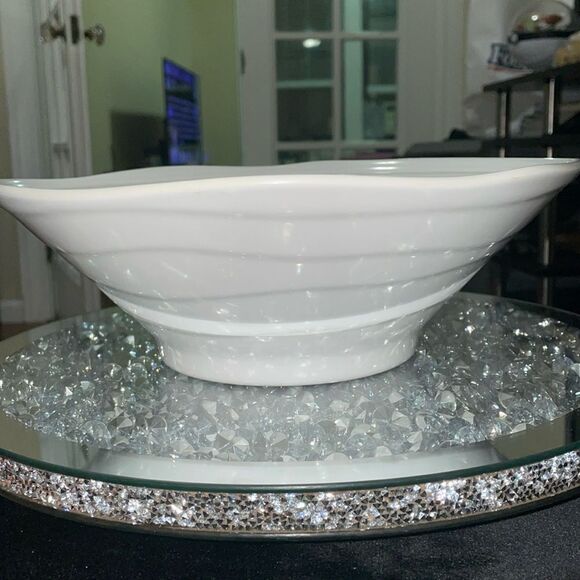 Plastic swirly large 11 inch diameter kitchen fruit white decoration bowl - Picture 1 of 7